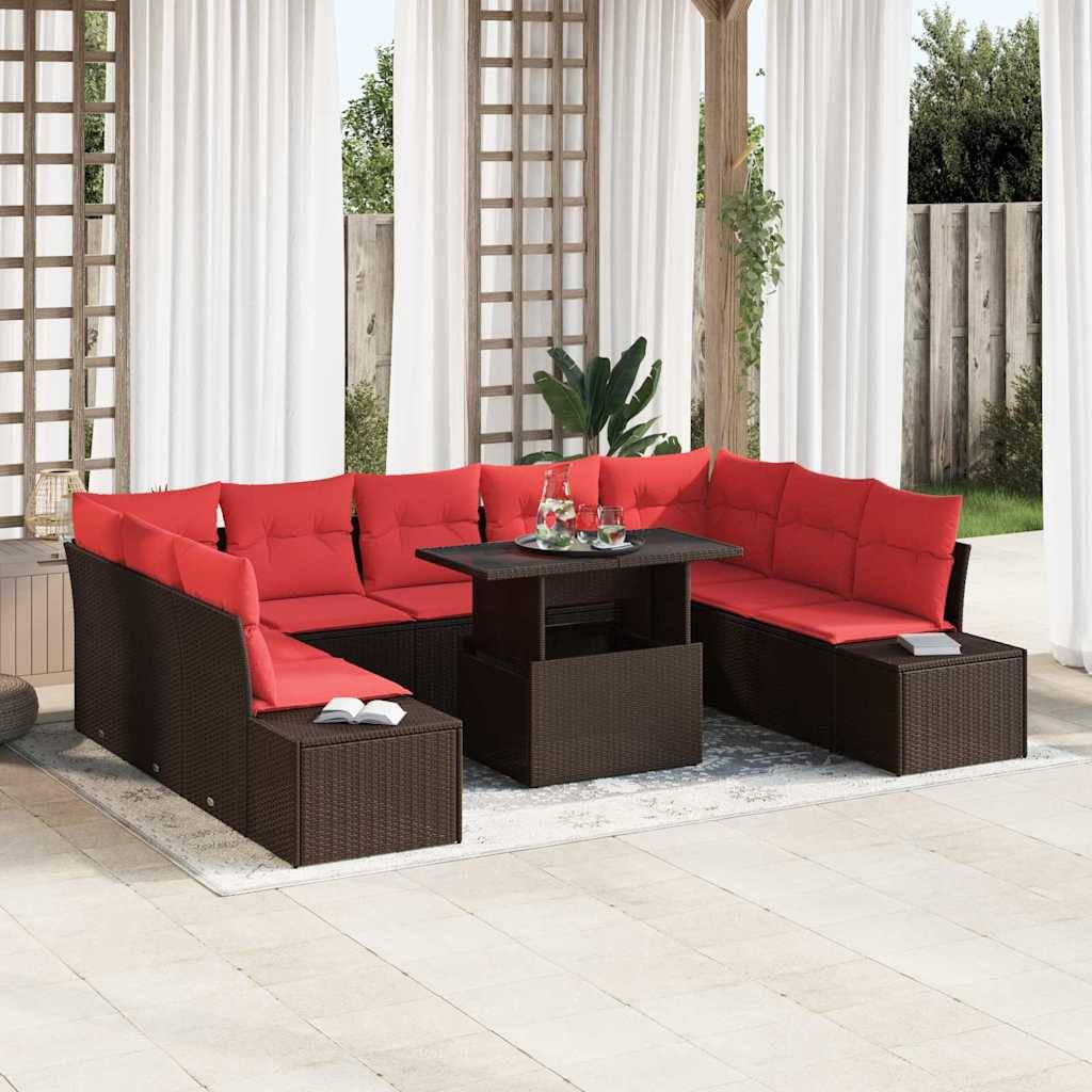 Outdoor-Patio-Sectionalsofa mit roten Kissen und dunkelm Rattanrahmen um einen quadratischen Couchtisch herum, auf einer hellen gekachelten Terrasse mit durchsichtigen Gardinen und Pflanzen.