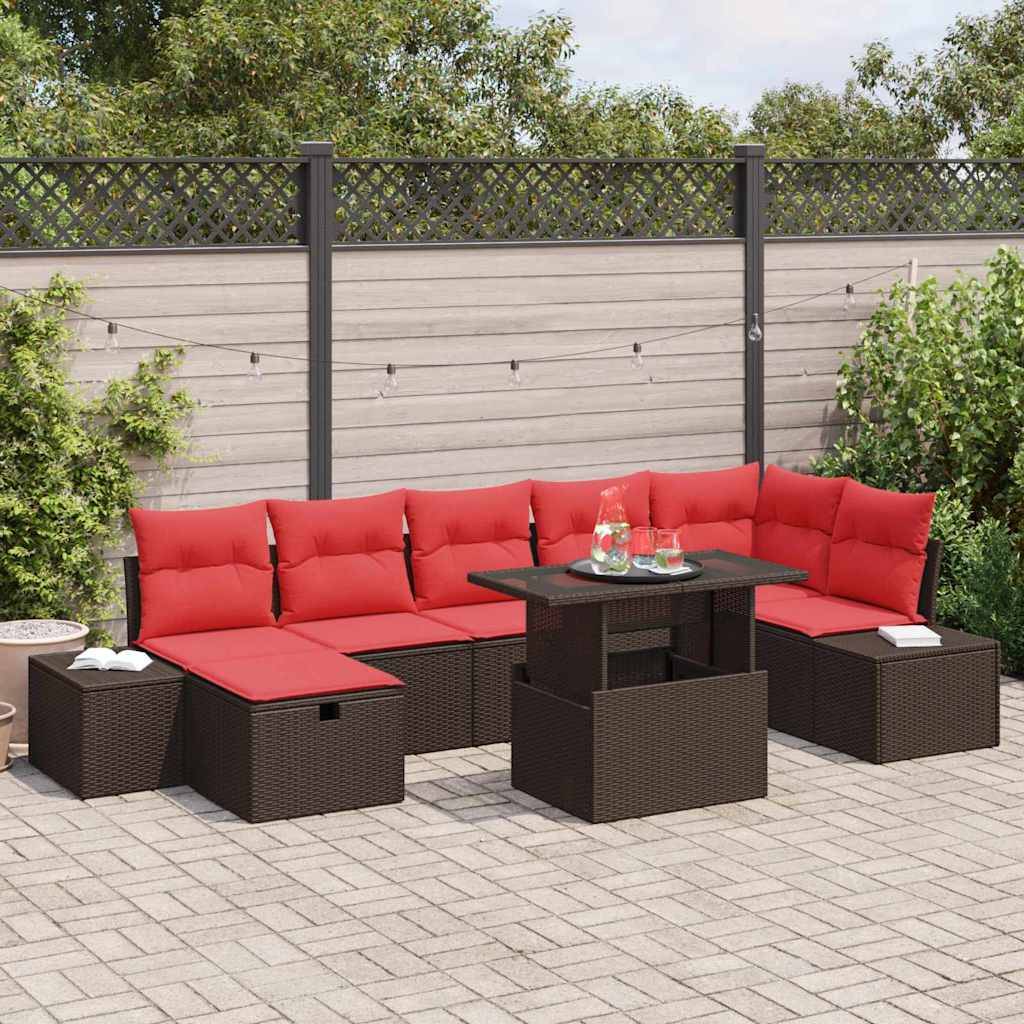 Outdoor-Patio-Eckgarnitur mit roten Kissen und braunen Rattanrahmen um einen quadratischen Couchtisch auf einer gepflasterten Terrasse