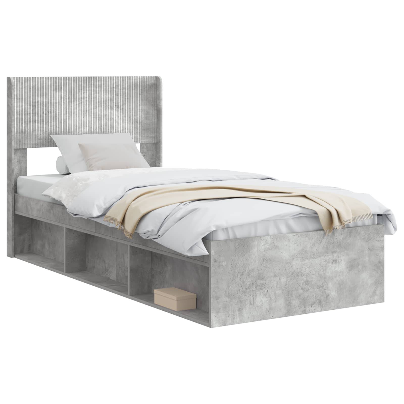 Grau gepolstertes Bett mit hohem Kopfteil, weißer Bettwäsche und eingebauten Stauraum-Nischen unter dem Bett.