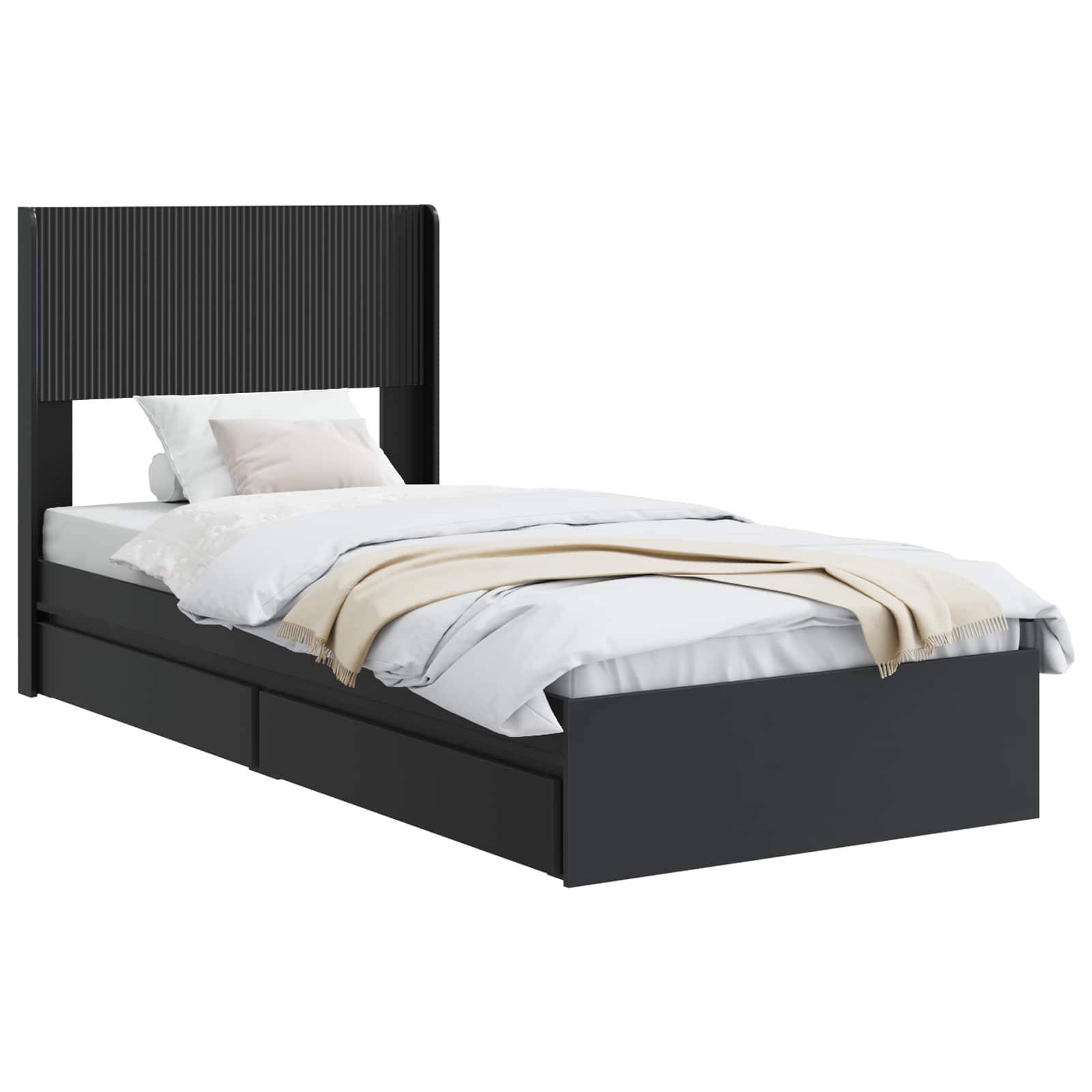 Modernes schwarzes Polsterbett mit geripptem Kopfteil, weiße Bettwäsche und beige Wurfdecke auf weißem Hintergrund.