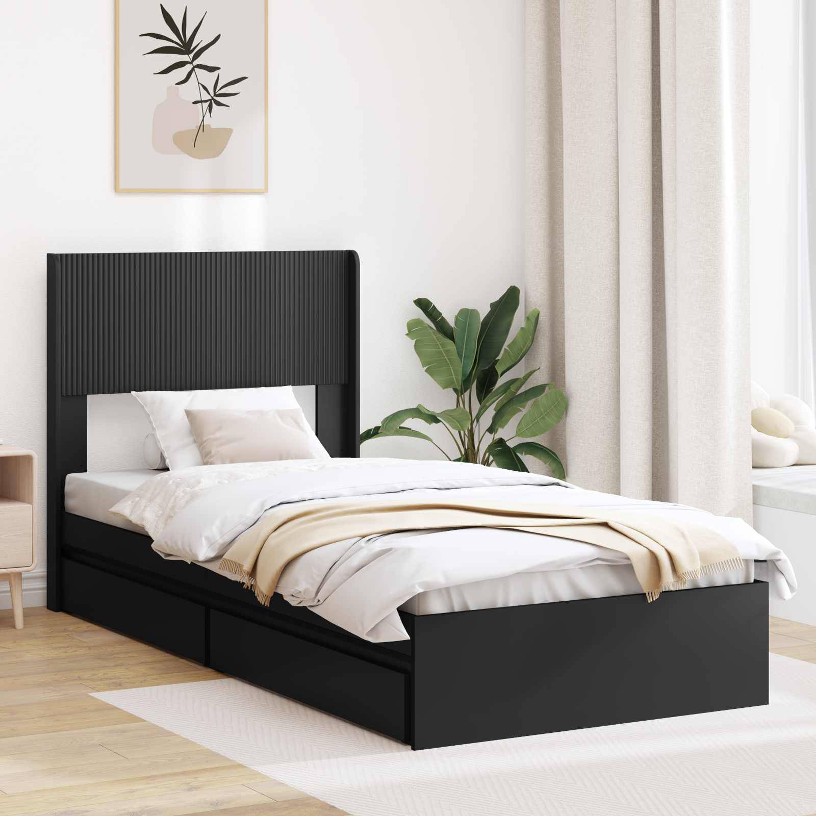 Schwarzes gepolstertes Bett mit geripptem Kopfteil, weiße Bettwäsche, beigefarbener Überwurf und Schlafzimmerdekor in einem hellen modernen Zimmer.