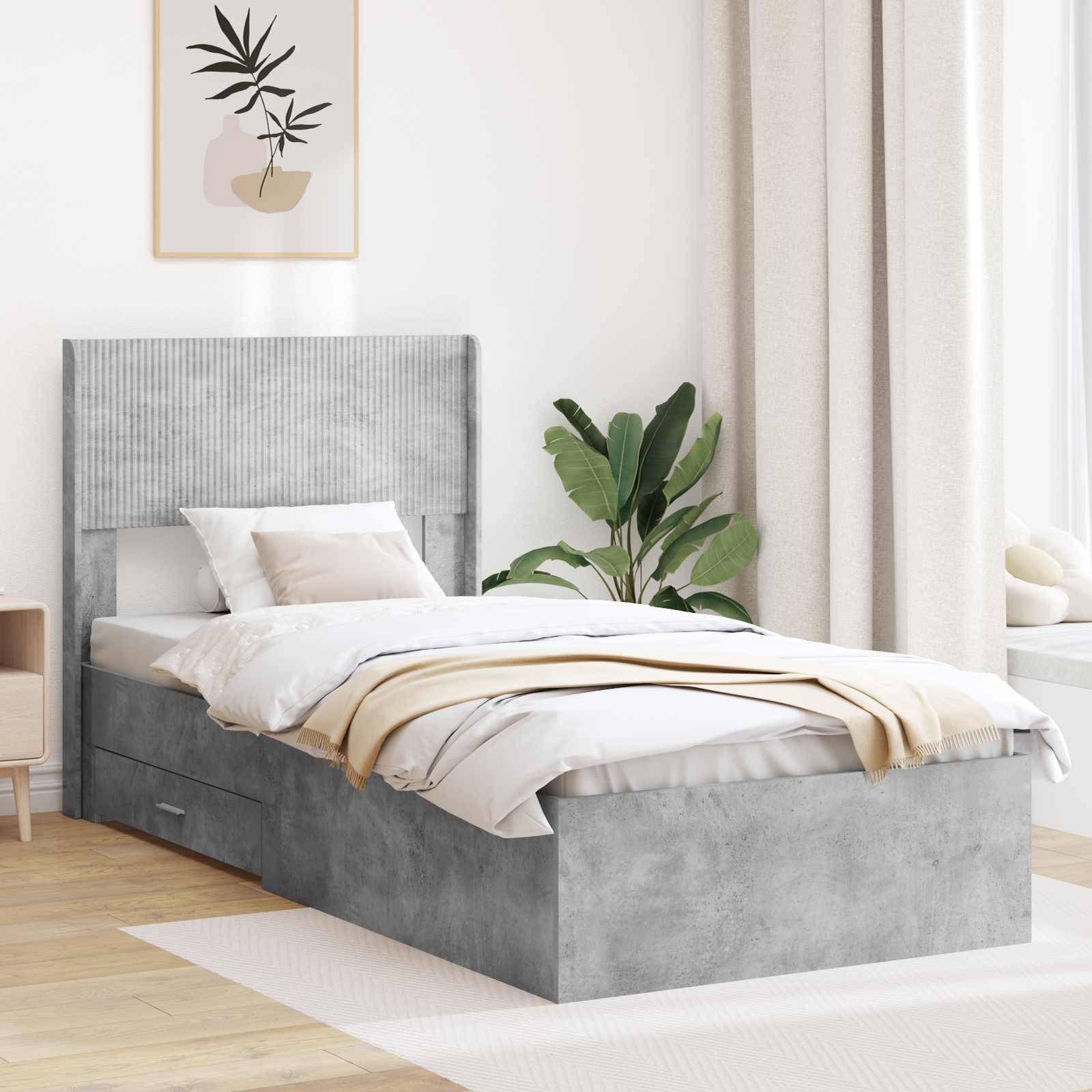 Modernes Schlafzimmer mit einem grau gepolsterten Bett, weißer Bettwäsche, cremefarbener Wurfdecke, gerahmten Wandbildern und einer Topfpflanze neben einem hellen Fenster.