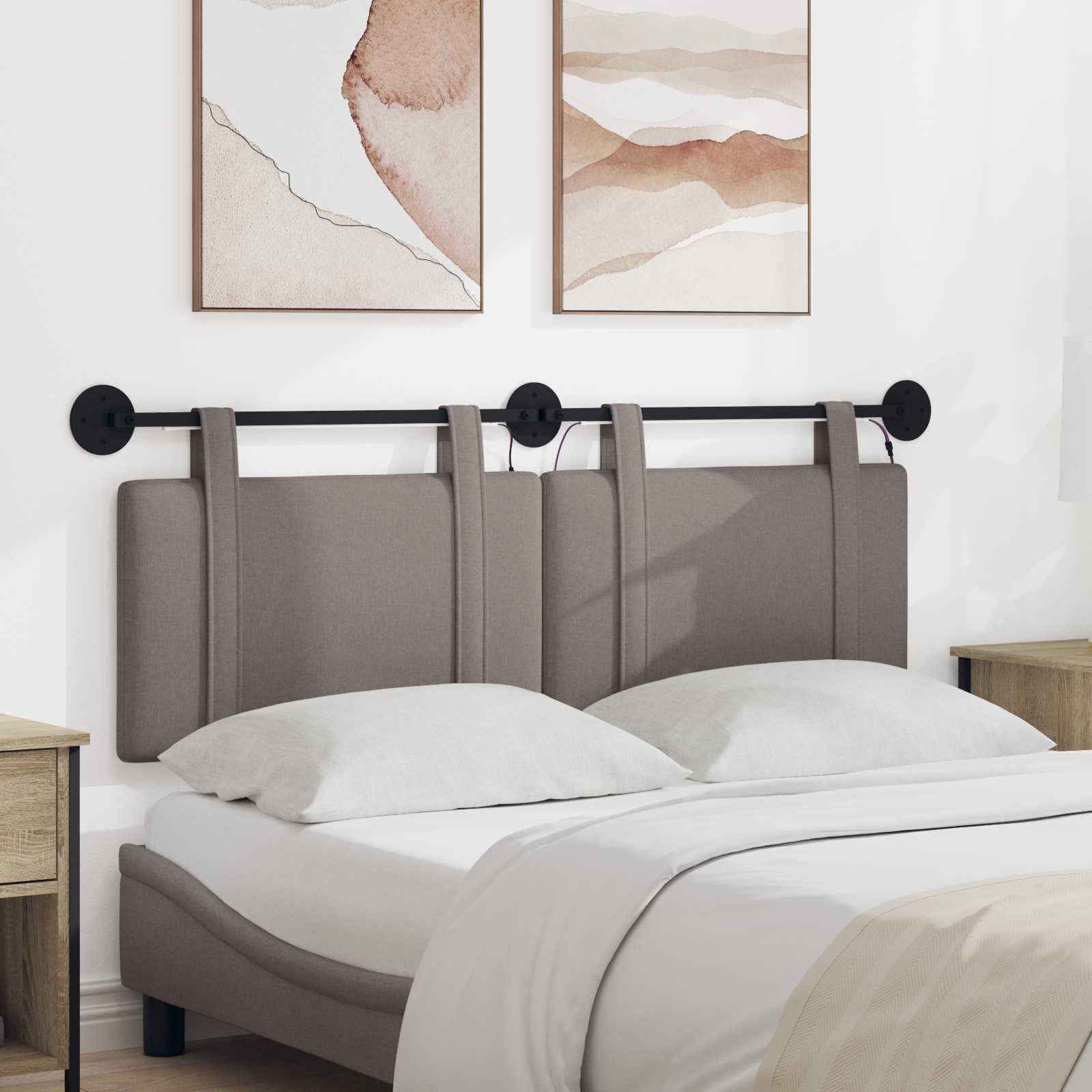 Modernes Schlafzimmer mit grauem Polsterbett, weißer Bettwäsche, schwarzer wandmontierter Kopfleistenleiste und zwei abstrakten gerahmten Drucken darüber.