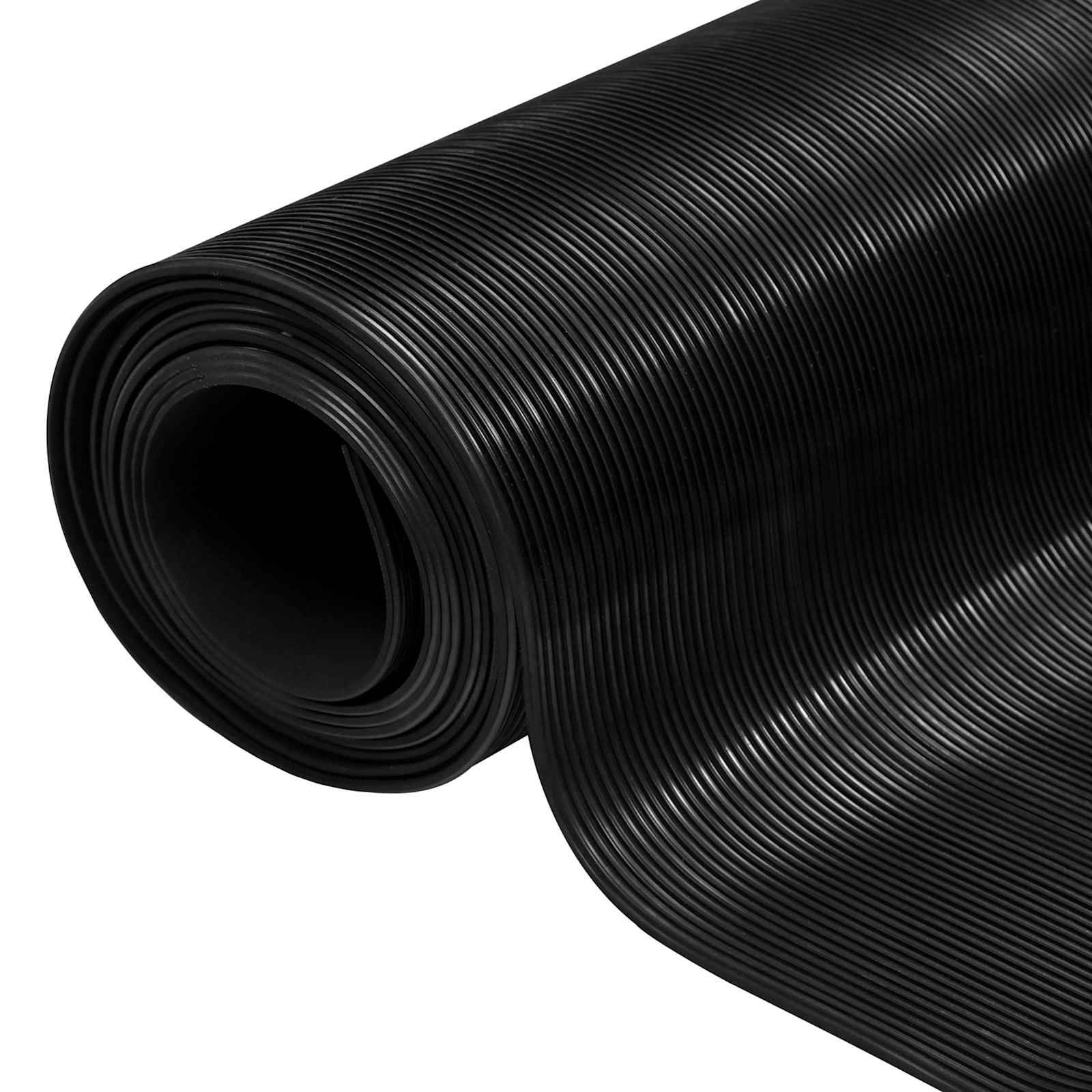 Schwarze, gewellte, flexible Kunststoffschläuche oder Leitungskanäle, aufgerollt in einer Spule auf weißem Hintergrund.