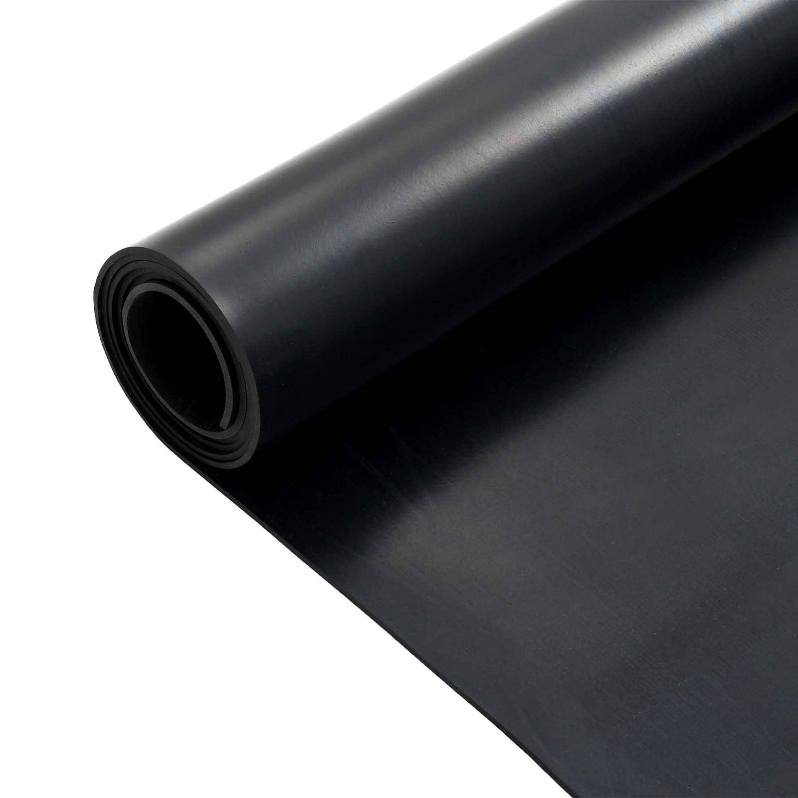 Aufgerollte schwarze Gummimatte oder -folie auf weißem Hintergrund, die die glatte Oberfläche des Materials und die gekräuselte Kante zeigt.