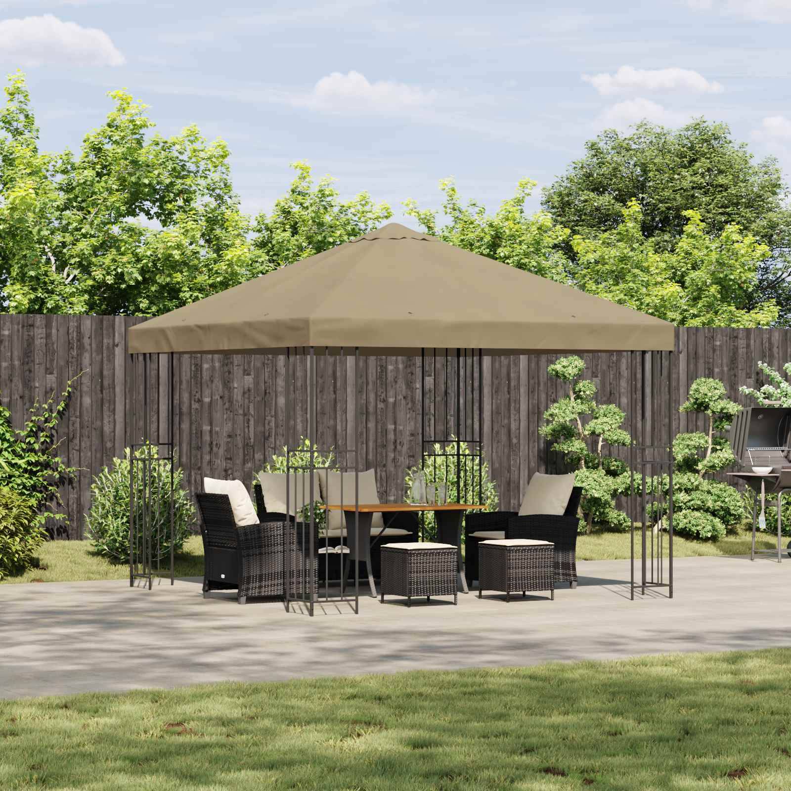 Außenbereich mit Sitzplatz mit einem beige Baldachindachzelt, Rattanstühlen, Tisch und Ottomane auf einer Betonfläche in einem eingezäunten Garten.