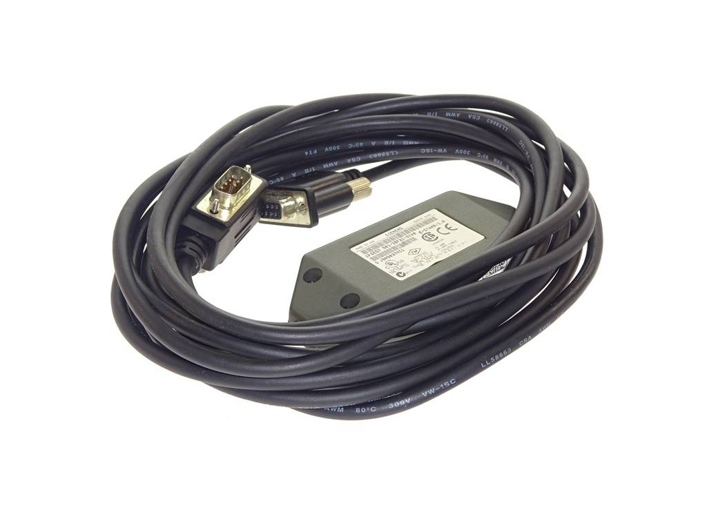 Aufgerollte schwarze Kabel mit Steckverbindern und einem kleinen, in die Leitung eingebauten Sensor- bzw. Modul auf weißem Hintergrund.