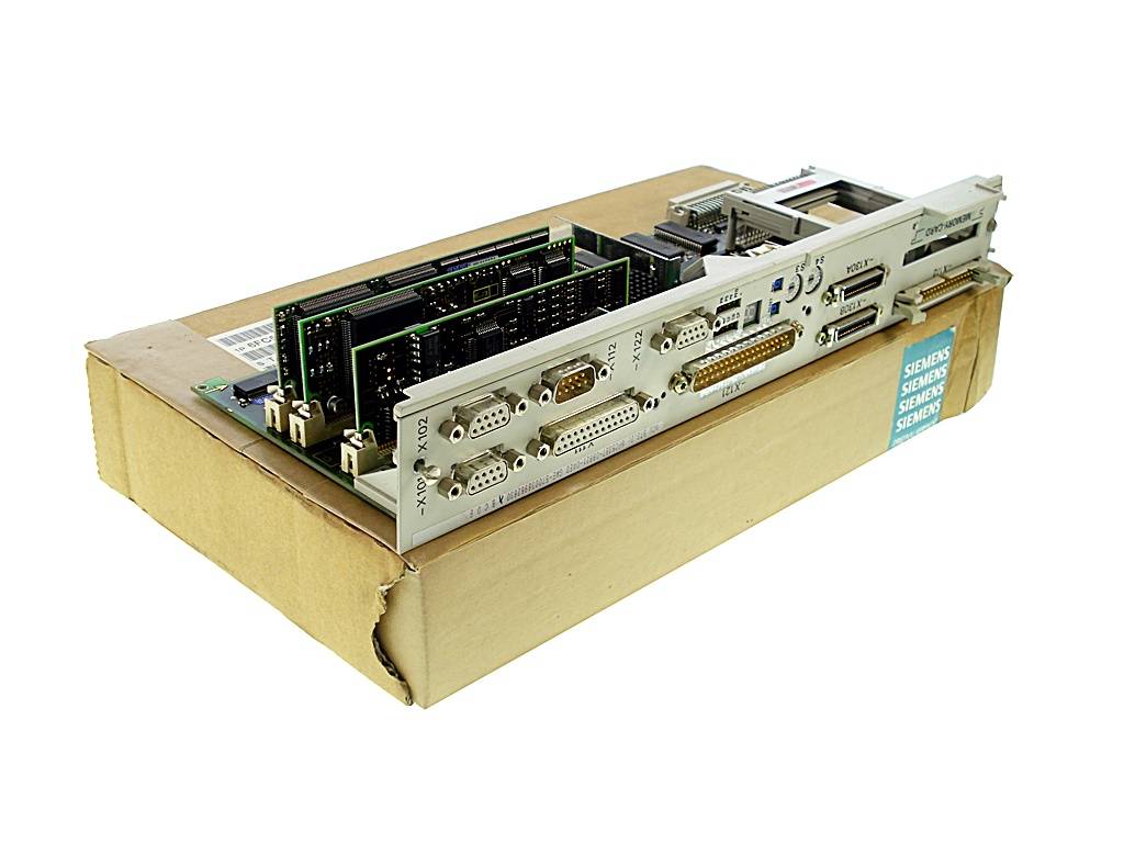 Industrielles elektronisches Steuermodul, auf einem Karton montiert, mit freiliegenden Leiterplatten und mehreren seriellen Anschlüssen bzw. Steckverbindern.