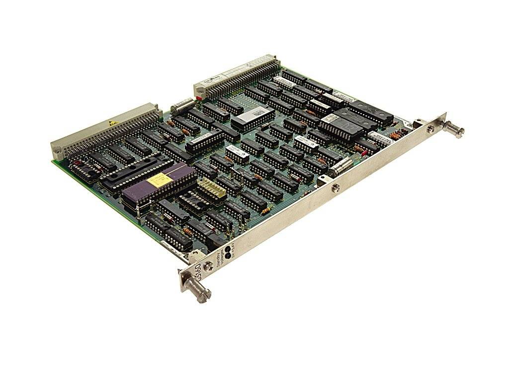 Vintage-Computerplatine mit mehreren integrierten Schaltkreisen und Steckverbindern, montiert auf einem Metallrahmen.