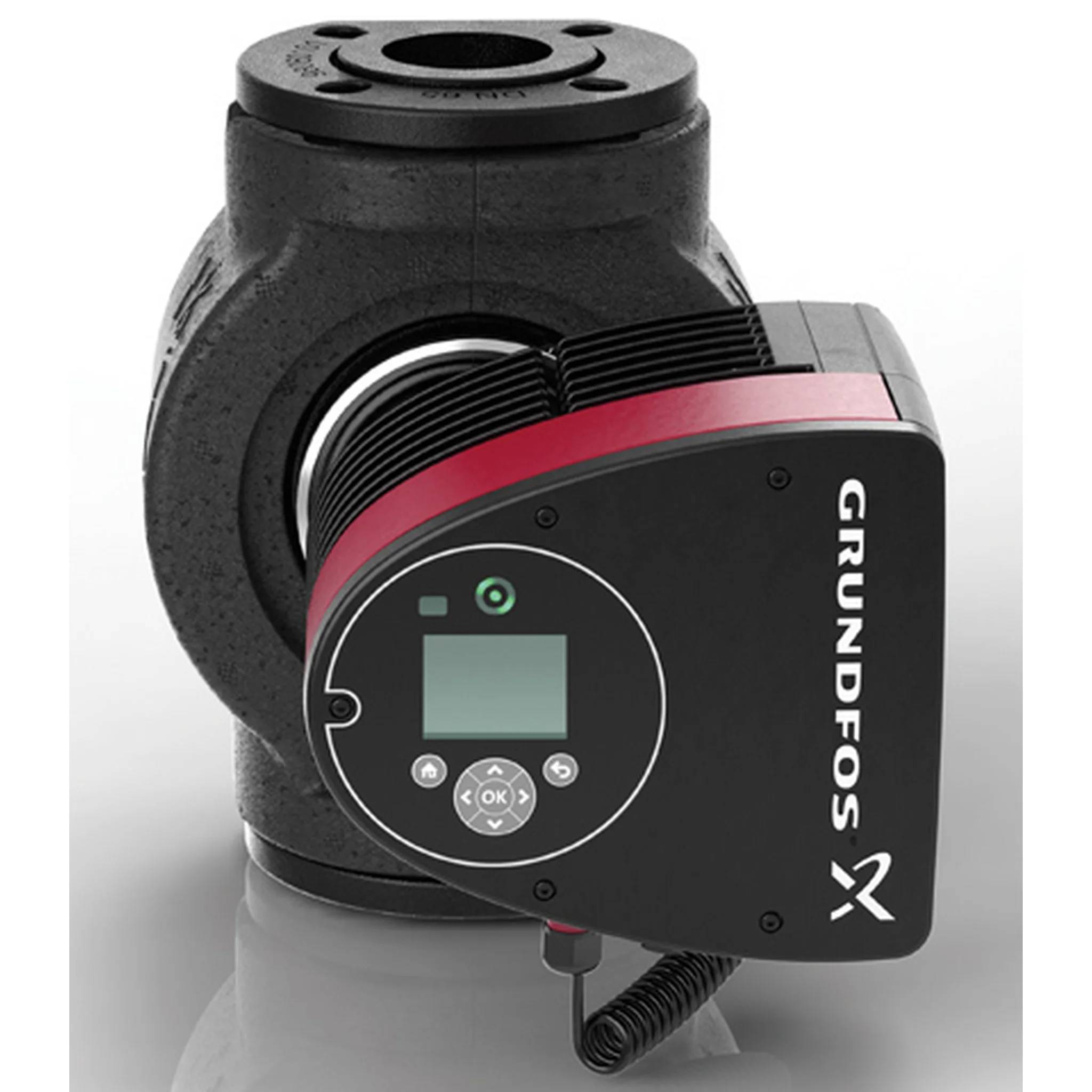 Schwarze Grundfos-Umwälzpumpe mit digitaler Bedienblende und Display, dargestellt auf weißem Hintergrund.