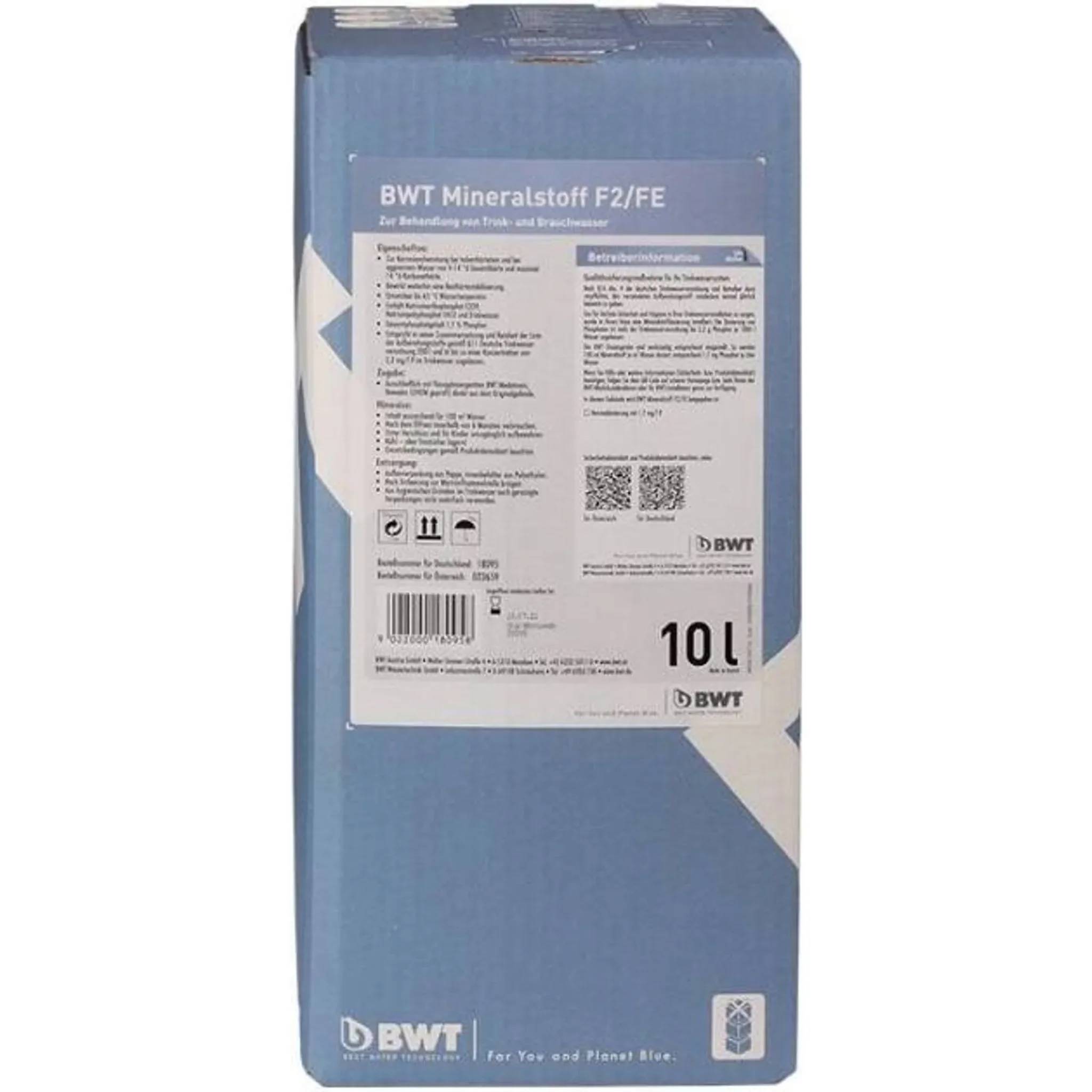 Blauer BWT Mineralstoff F2/FE 10-Liter-Behälter mit Produktetikett und Handhabungsinformationen auf der Vorderseite.