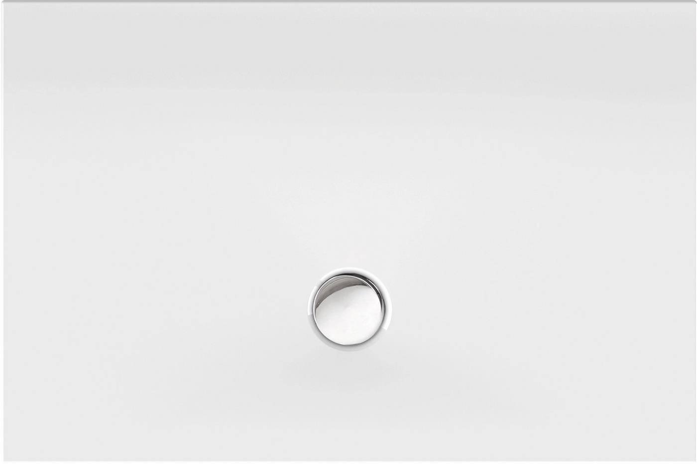 Minimalistisches weißes Panel mit einem kleinen, zentriert angebrachten Chromring, wahrscheinlich ein Schublade- oder Schranktürgriff.