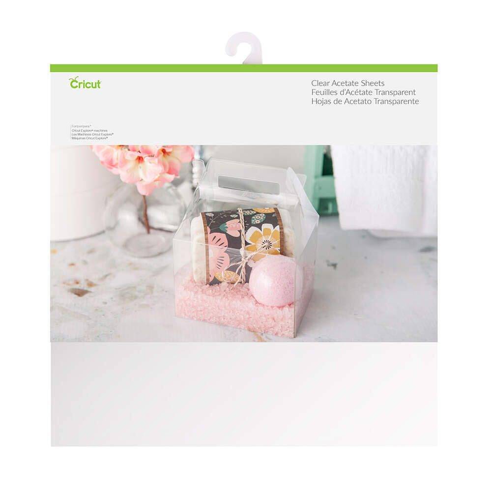 Cricut-Paket mit transparenten Acetatfolien mit einer durchsichtigen Geschenkbox mit floraler Einlage und rosa Füllmaterial, verwendet für transparente Geschenk- oder Verpackungsprojekte.