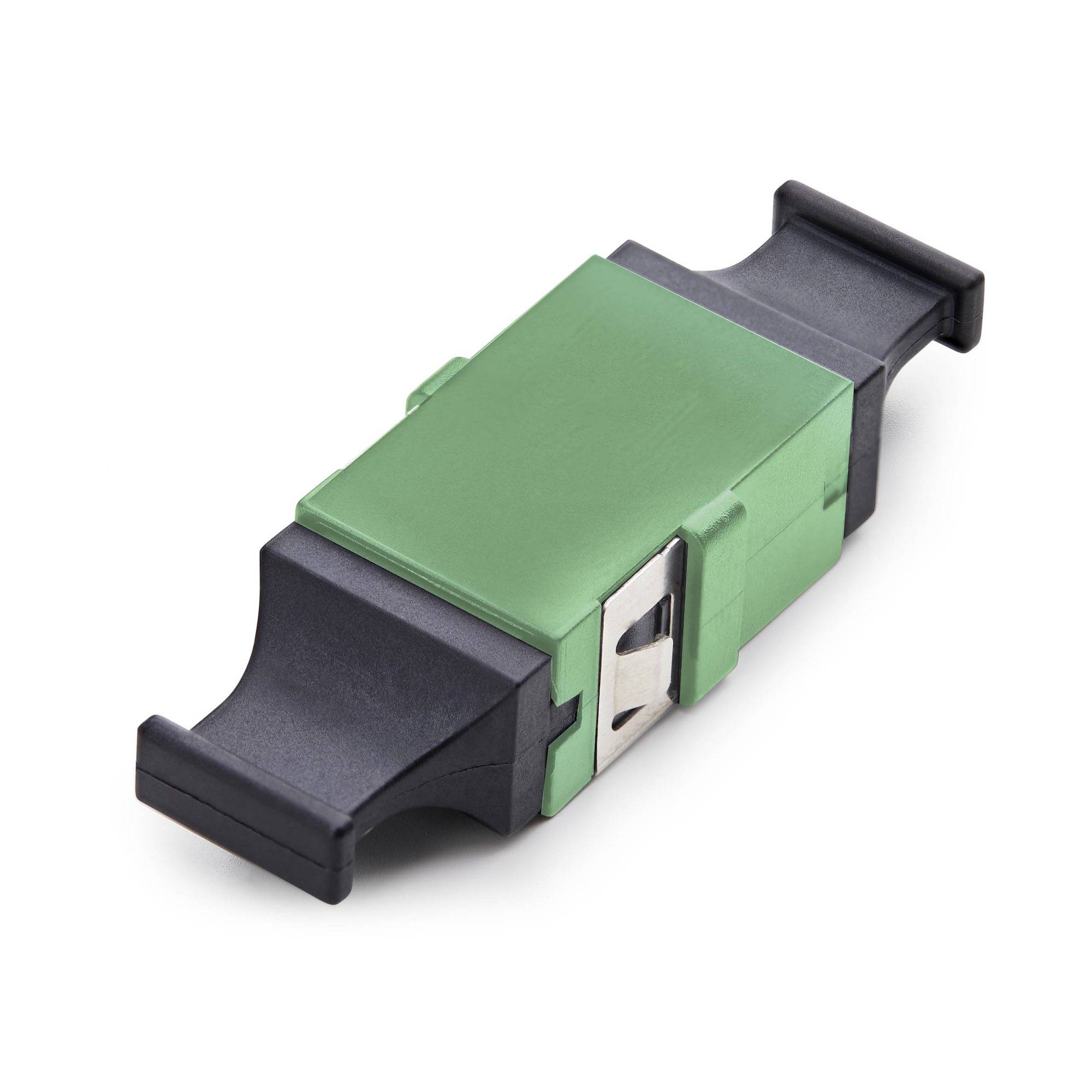 Grün-schwarzer Glasfaseradapter-Stecker auf weißem Hintergrund.