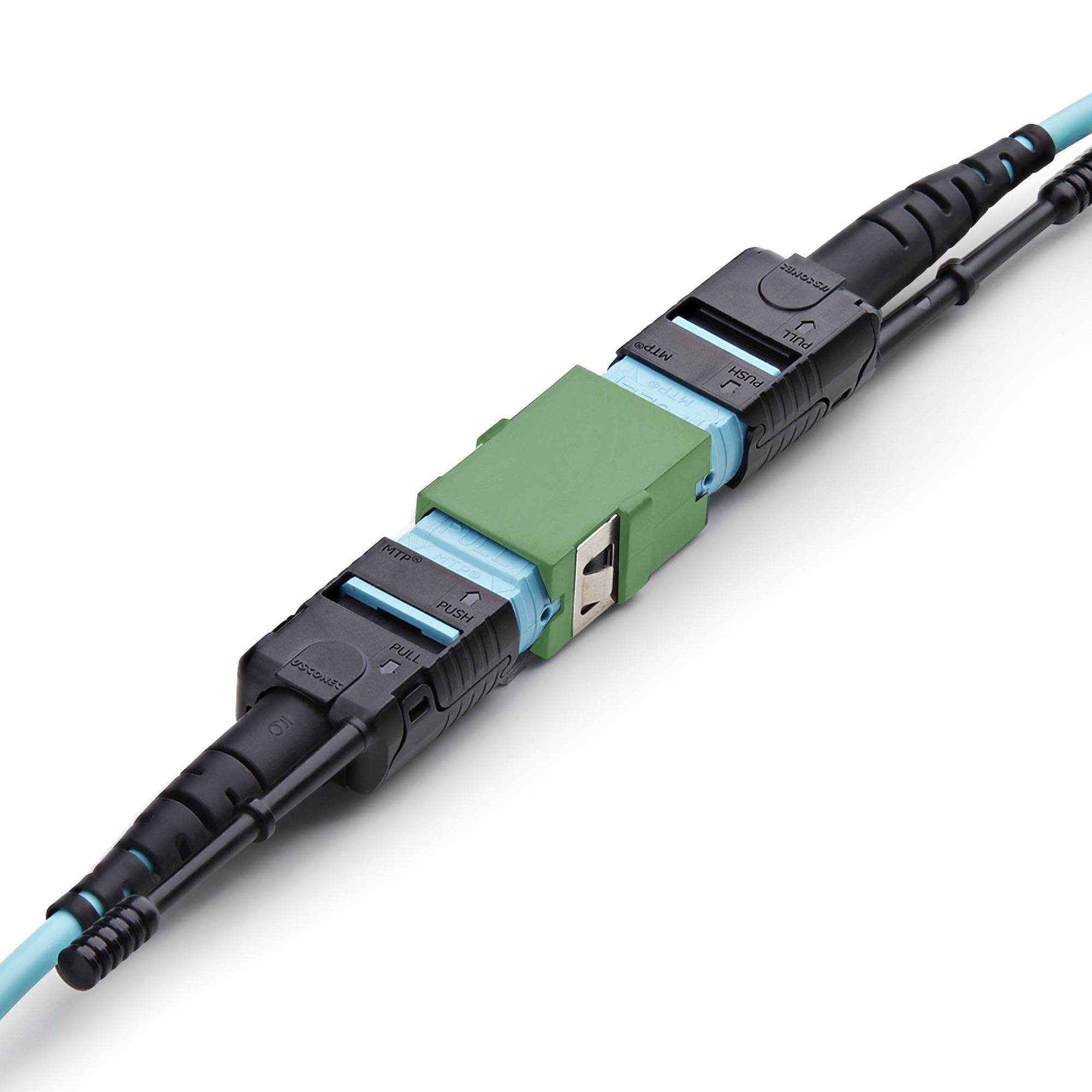 Lichtwellenleiterkabelstecker mit einer grünen Inline-Kupplung, die zwei schwarze Kabel auf weißem Hintergrund verbindet.