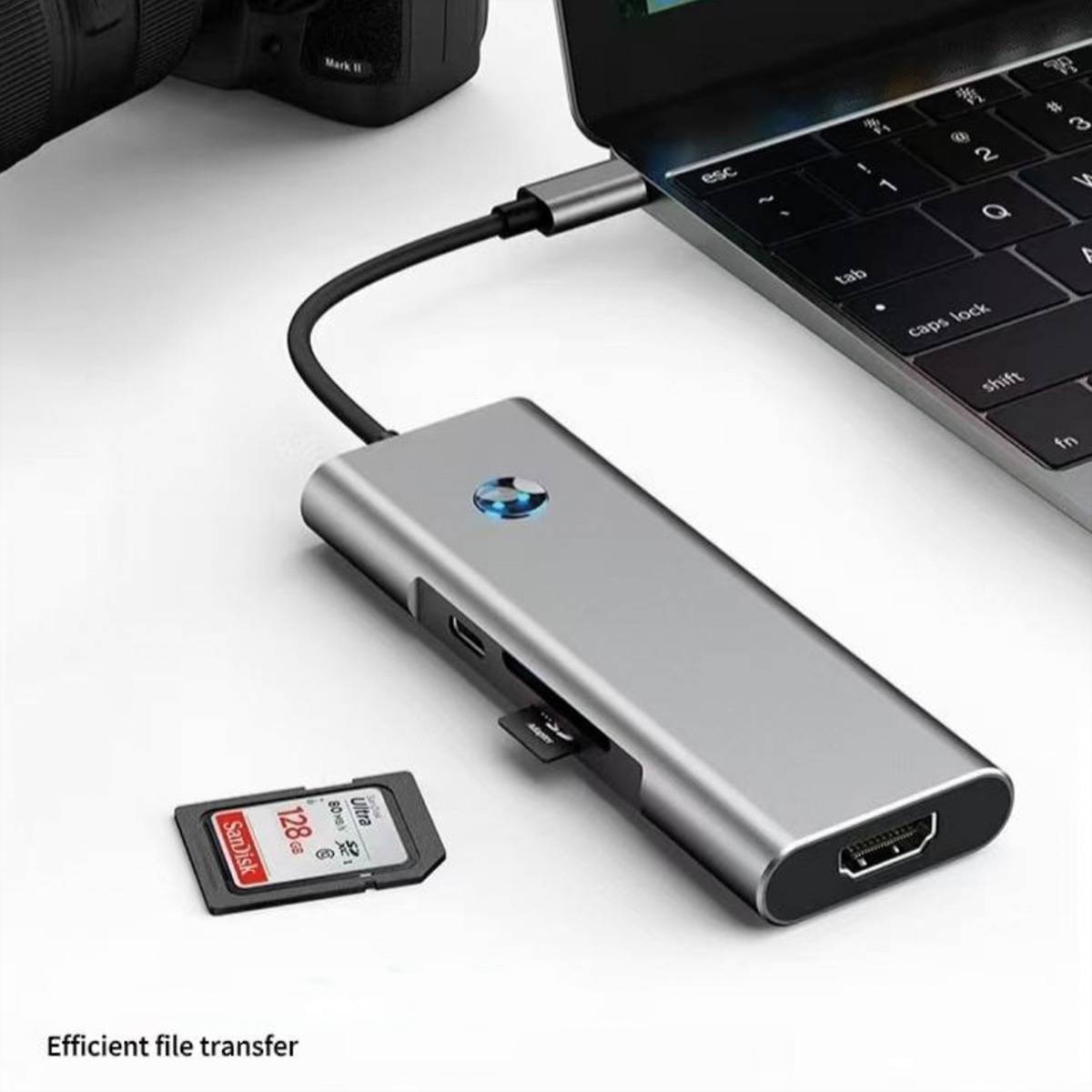 USB-C-Hub angeschlossen an einen Laptop, mit eingelegter SD-Karte, zeigt effiziente Dateiübertragung.