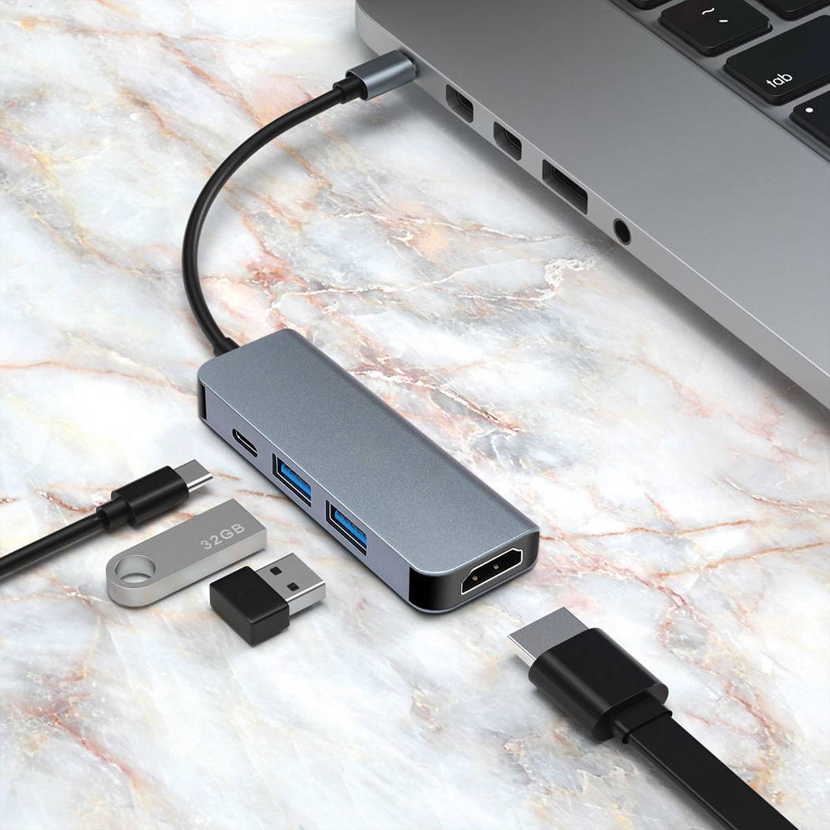 USB-C-Laptop-Hub mit HDMI, USB-A und USB-C-Anschlüssen, gezeigt mit einem USB-Stick, USB-Adapter und verbunden mit einem Laptop.