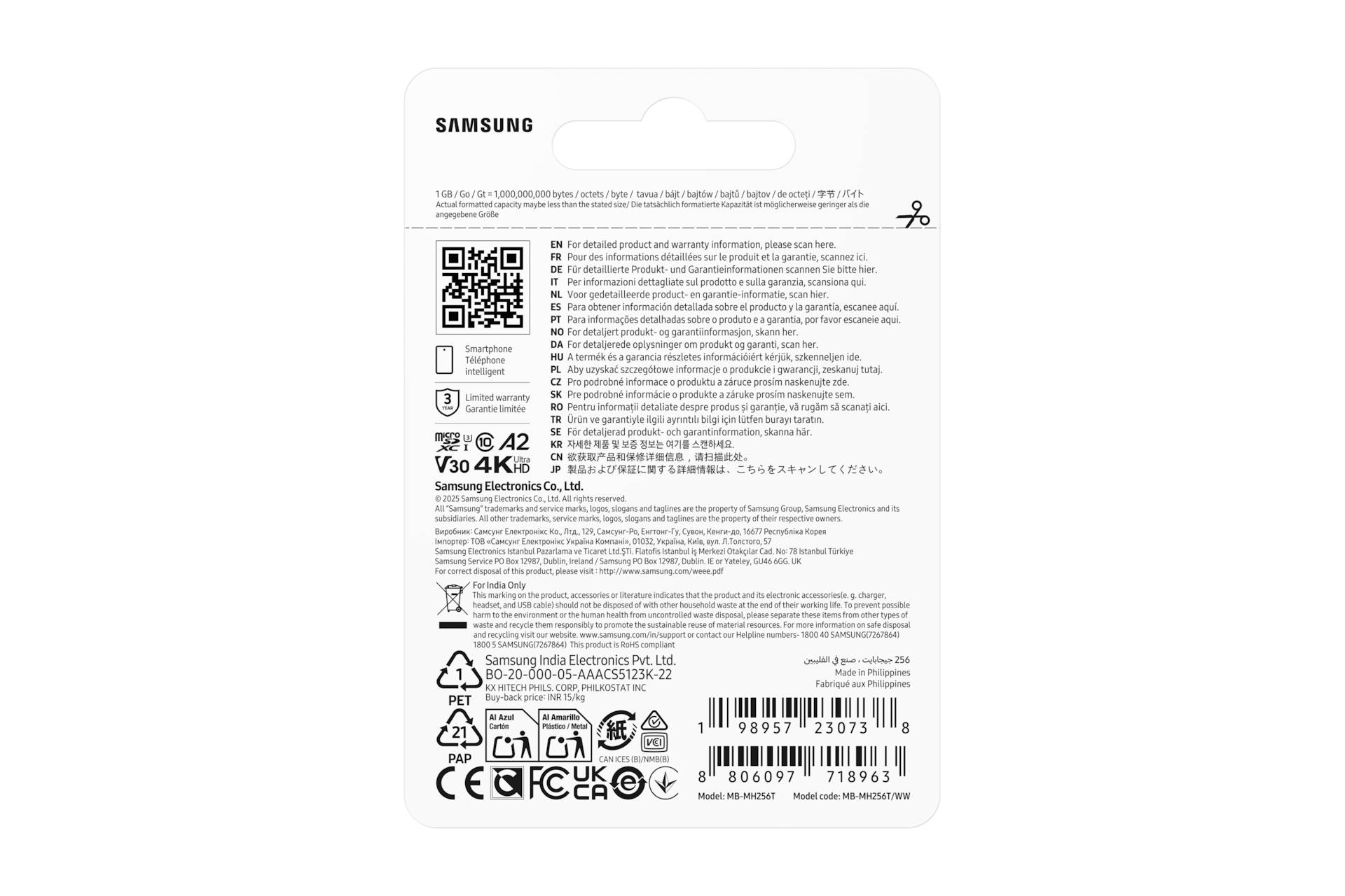 Samsung-Produktpaket Rückseite Etikett mit QR-Code, mehrsprachiger Sicherheitstext, Zertifizierungssymbolen und Strichcodes auf einem weißen Hängeetikett.