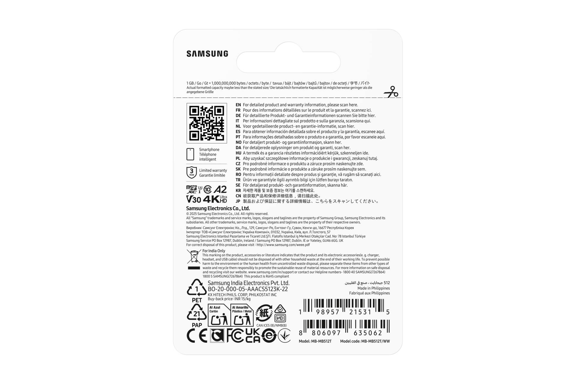 Rückseite einer Samsung-Produktverpackung mit QR-Code, mehrsprachigem Sicherheitstext, Recycling-Symbolen und Barcodes auf einer weißen Hängekarte.