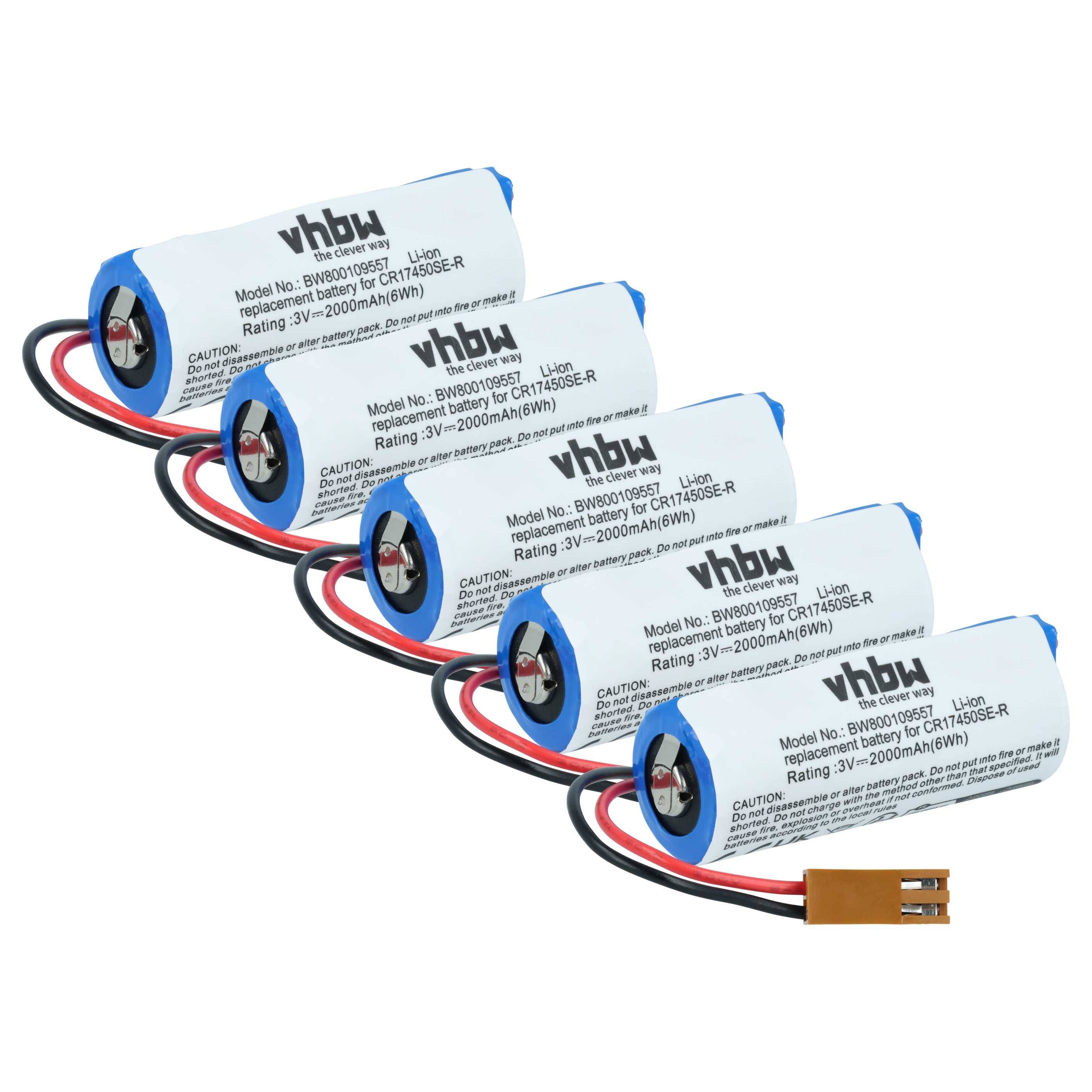 Fünf zylindrische VHBW wiederaufladbare Batteriepacks mit roten und schwarzen Drähten und einem Stecker, abgebildet auf weißem Hintergrund.