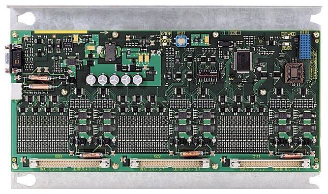 Leiterplatte-Modul mit zahlreichen integrierten Chips, Anschlüssen und Schaltkreisen, die in einem Metallrahmen montiert sind.