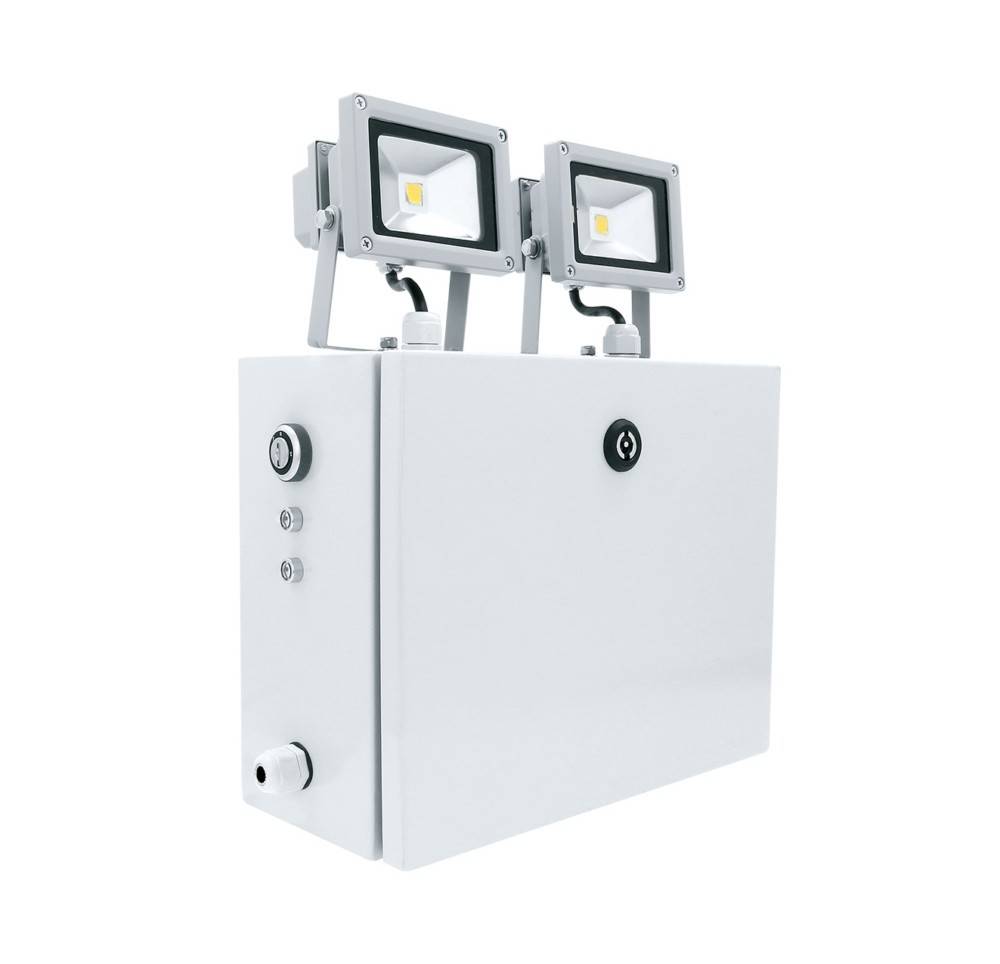 Weiße elektrische Schalttafel mit zwei montierten Flutlichtern oben, isoliert auf weißem Hintergrund.