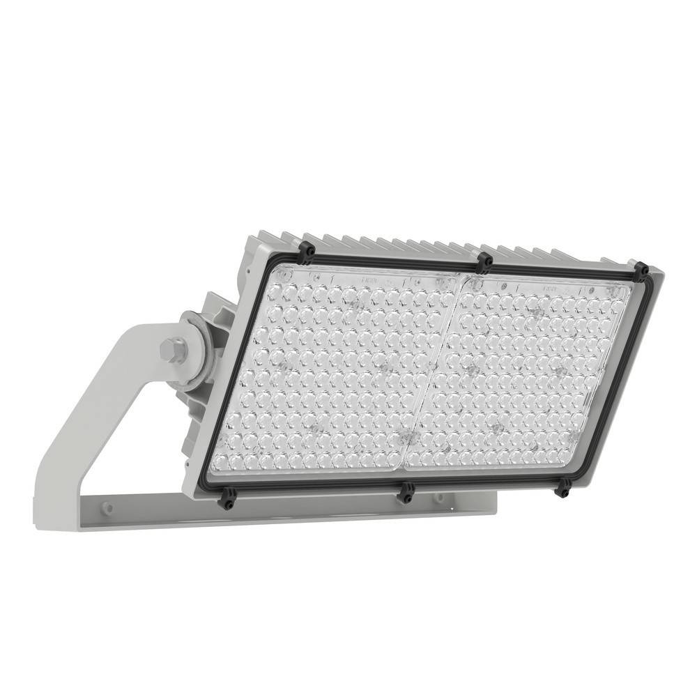 Industrielle LED-Flutlicht montiert auf einer verstellbaren Halterung vor weißem Hintergrund.