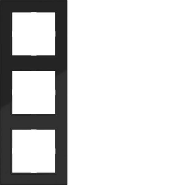 Schwarzer vertikaler Filmstreifen mit drei leeren quadratischen Rahmen auf weißem Hintergrund.