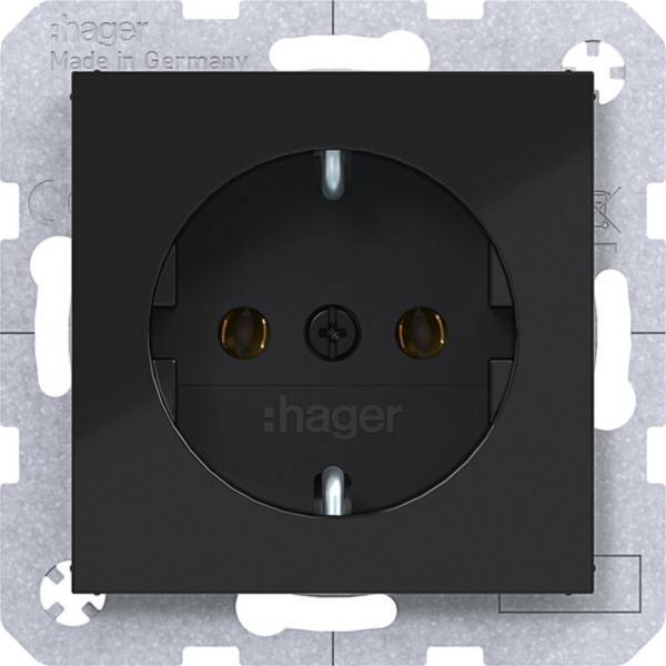 Black Hager Wandsteckdose auf einem Metallmontagereimen.
