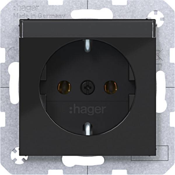 Schwarzer Hager Wandsteckdose auf einem metallenen elektrischen Rahmen montiert