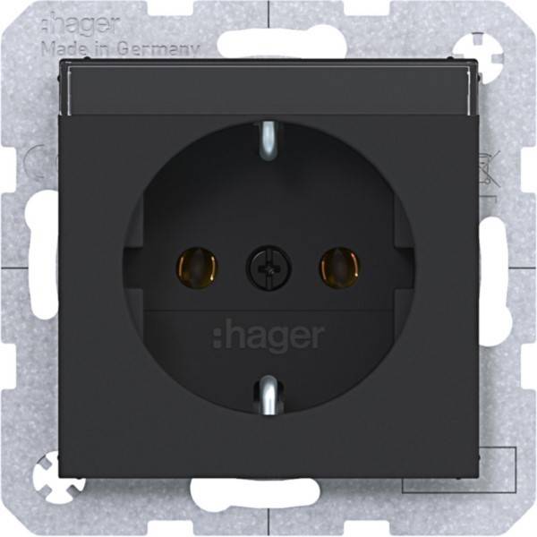 Schwarzes Hager Elektro-Wandsteckdosen-Einsatz mit Erdungskontakt, montiert auf einer Metallmontageplatte.