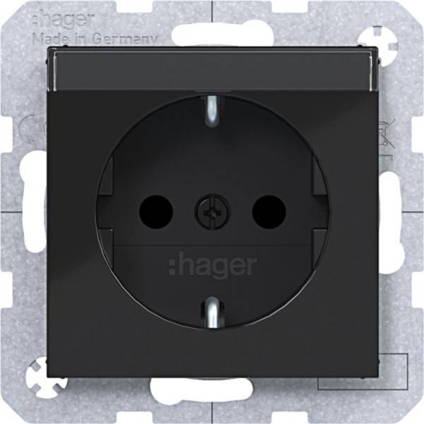 Schwarze Hager-Wandsteckdose auf einer Metallmontageplatte, Vorderansicht.
