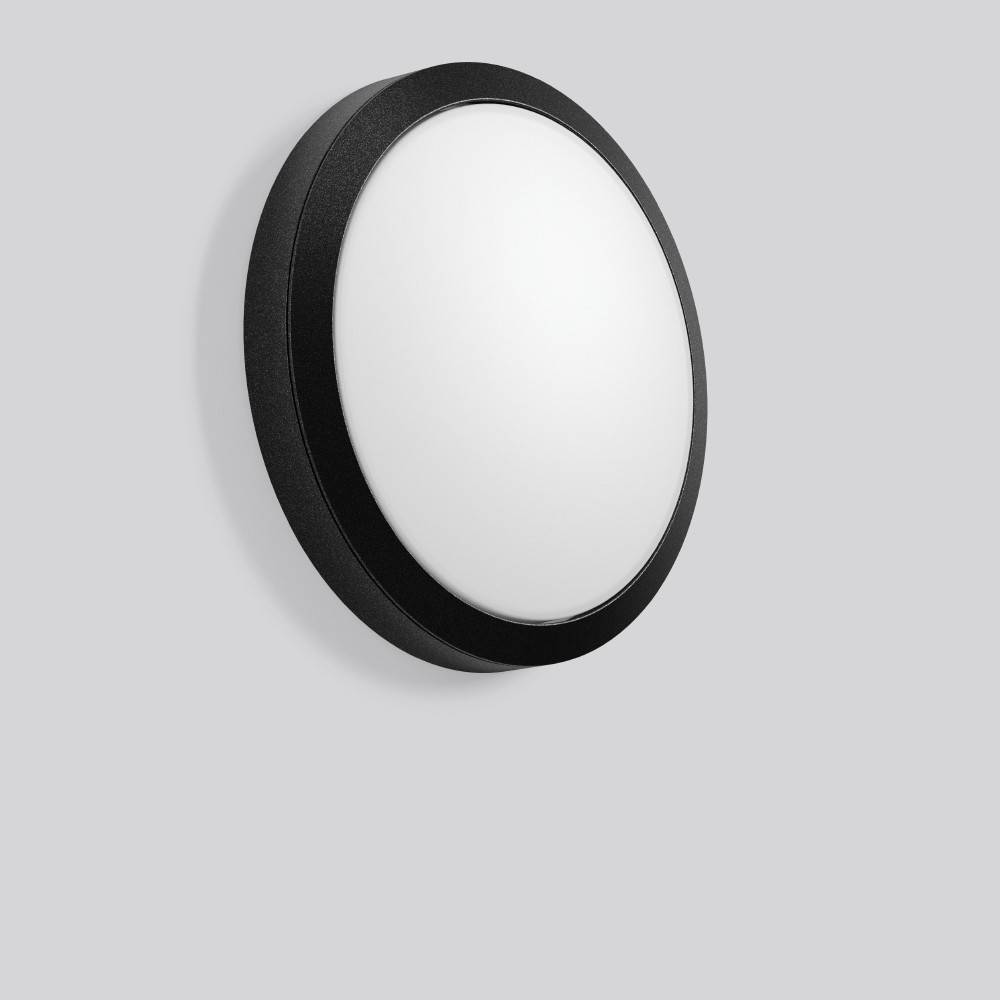 Rundes, schwarzes, wandmontiertes Leuchtenelement mit einem weißen Diffusor auf hellgrauem Hintergrund.