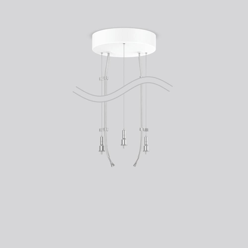 Eine minimalistische weiße Deckenpendelleuchte mit vier hängenden Schnüren und kleinen Metallelementen vor grauem Hintergrund.