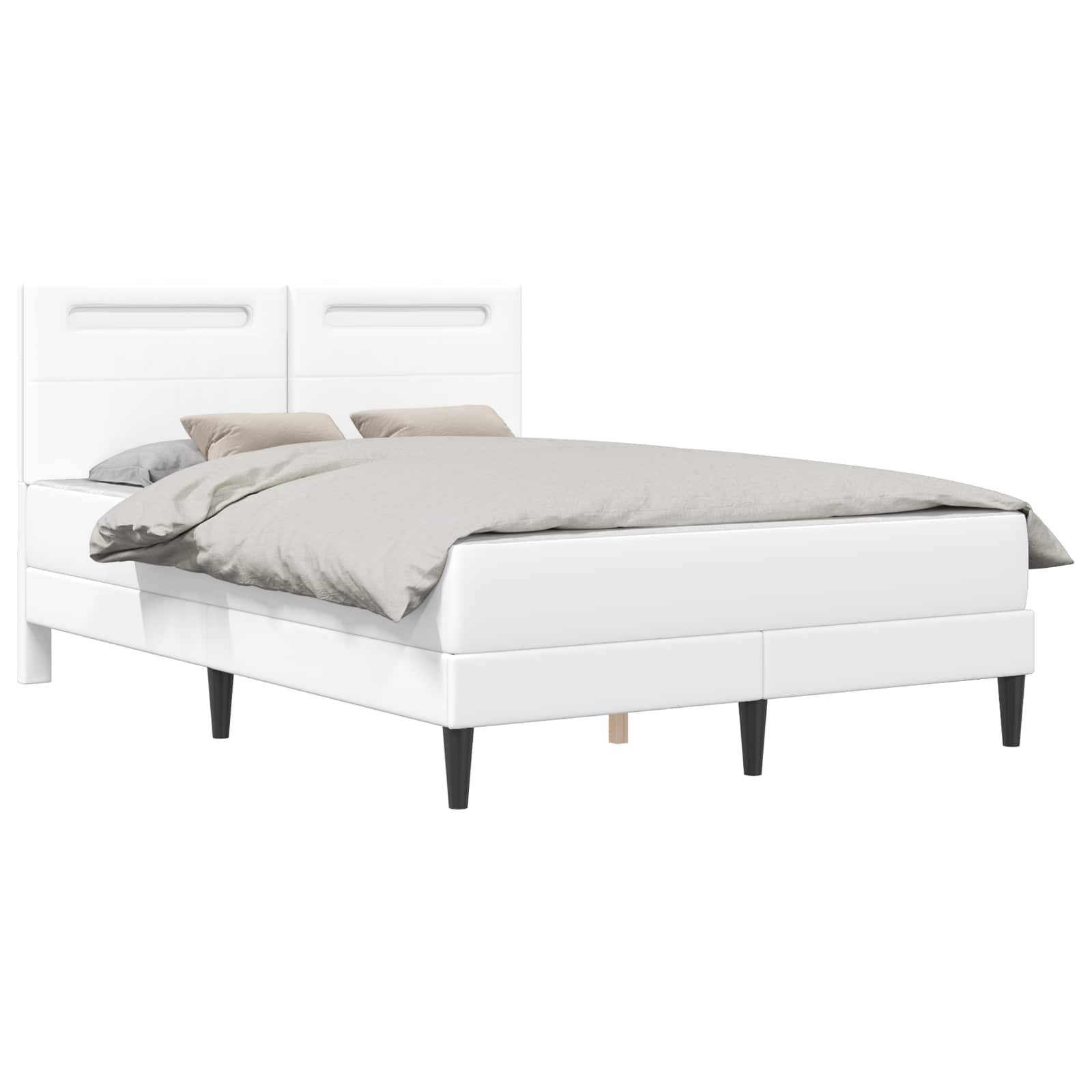 Weiß gepolstertes Bett mit Kopfteil, graue Bettwäsche und Kissen auf neutralem Hintergrund.