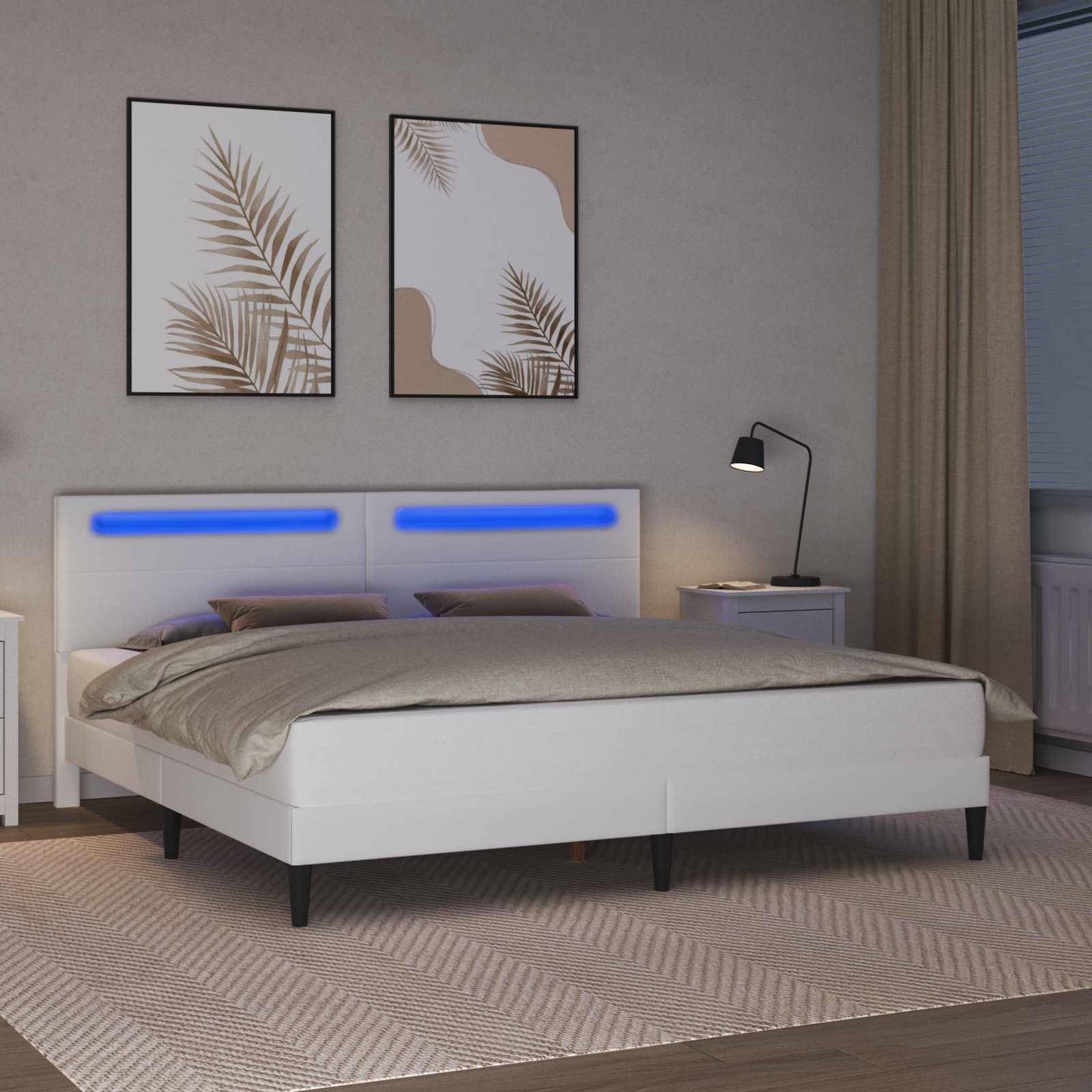 Modernes Schlafzimmer mit weißem Bett, blau beleuchteter Kopfwand, zwei gerahmten Blattdrucken, Nachttischlampe und Fenster mit Vorhängen.