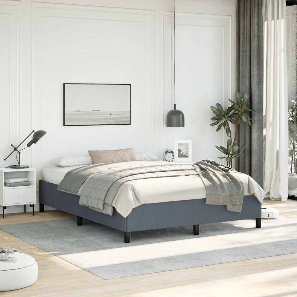 Helles minimalistisches Schlafzimmer mit einem niedrigen Bett, einer Nachttischlampe, gerahmter Wandkunst, einer Topfpflanze und großen Fenstern mit Vorhängen.