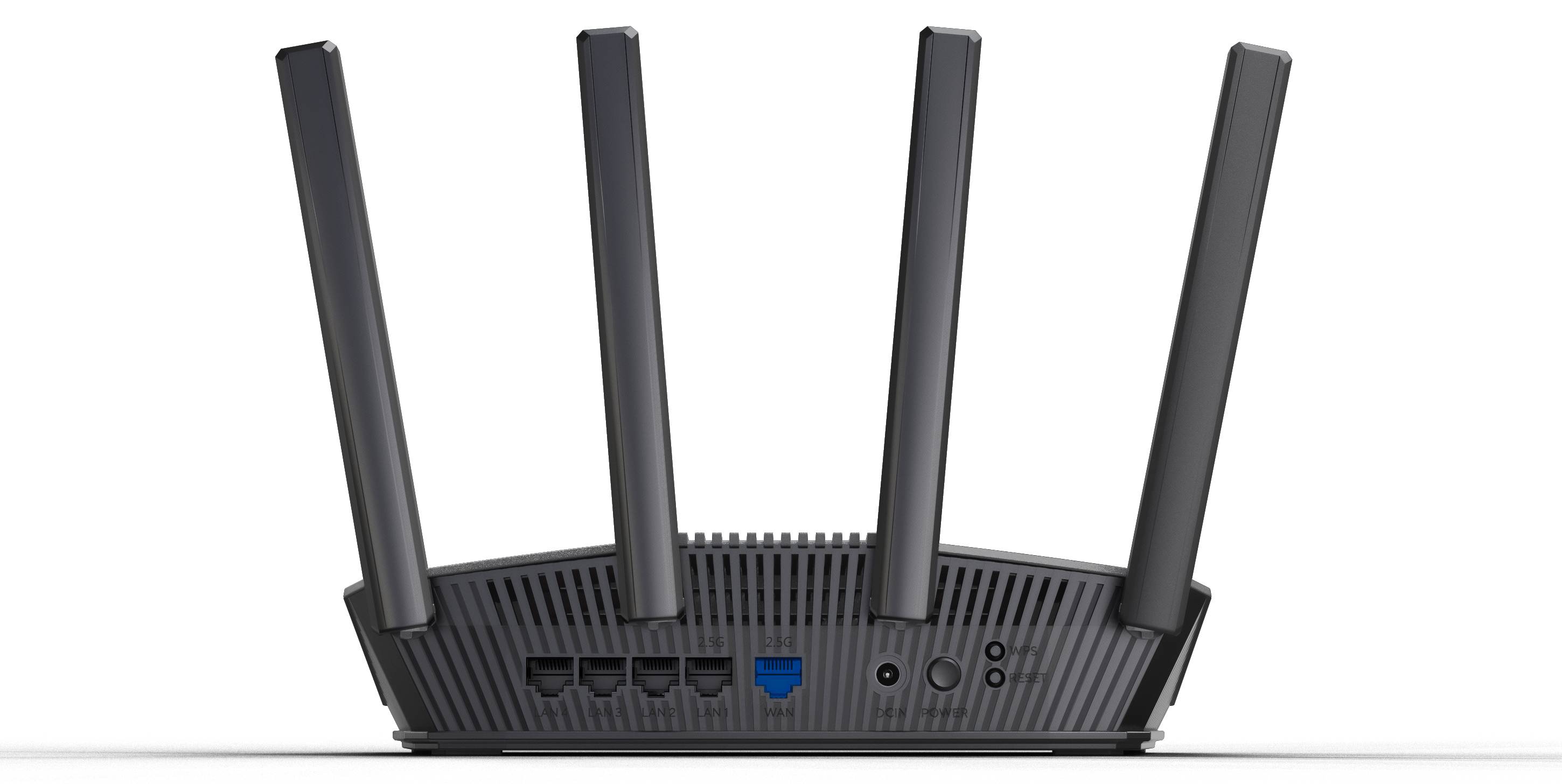 Schwarzer Wi-Fi-Router mit vier aufrechten Antennen und vorderen Anzeigelampen, auf weißem Hintergrund abgebildet.