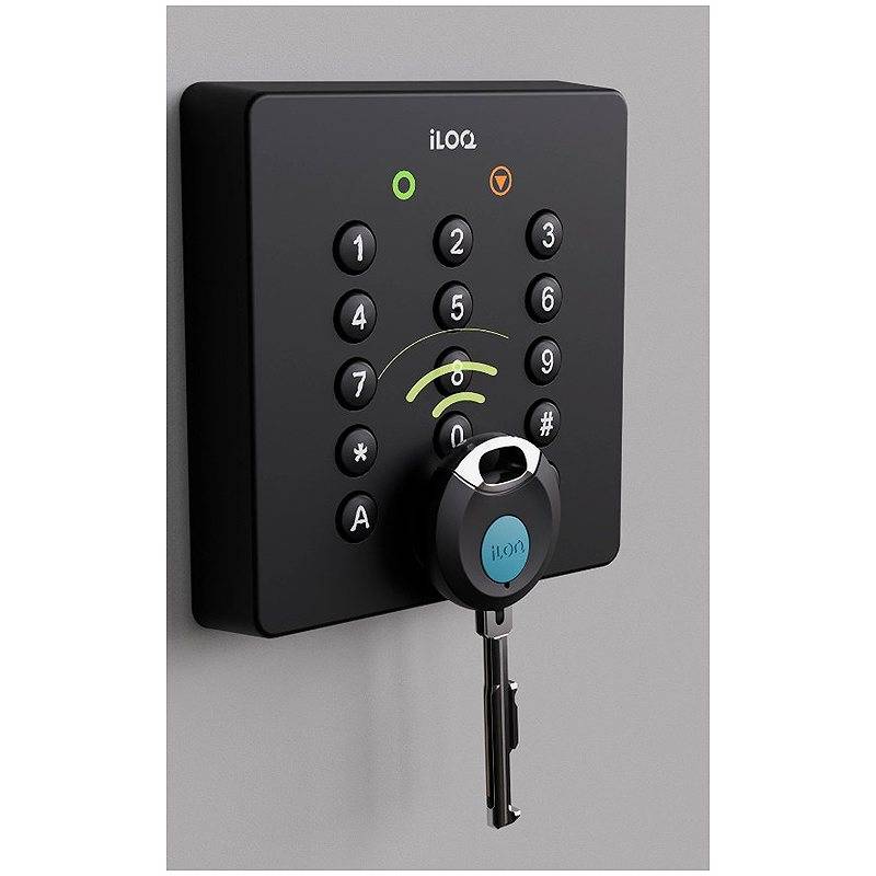 Schwarze, an der Wand montierte iLOQ-Elektronik-Tastaturschlosses mit nummerierten Tasten und Schlüssel, der in den Zylinder eingeführt ist.