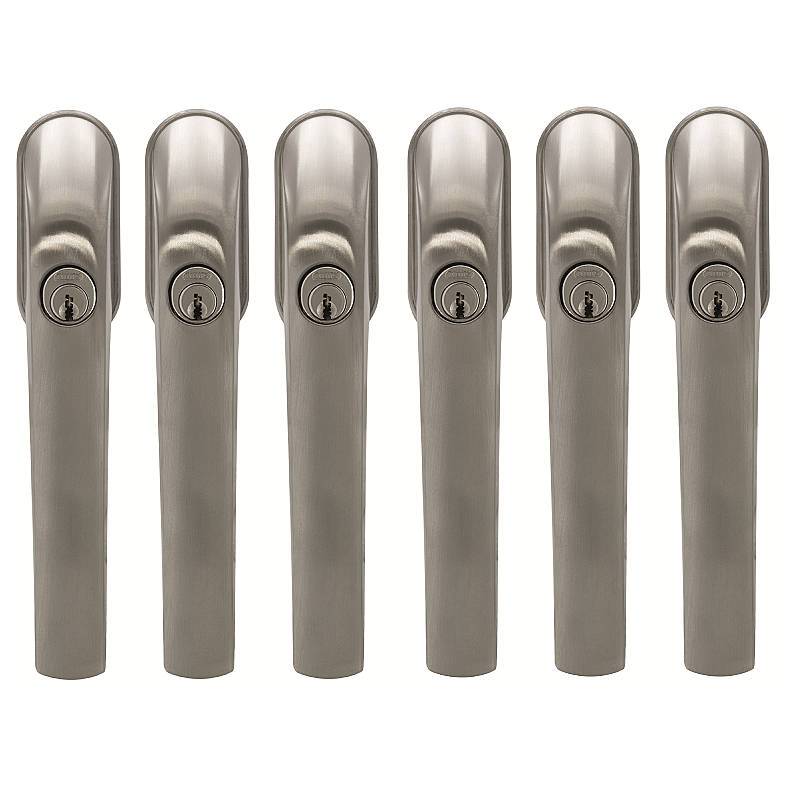 Sechs identische Türgriffe aus gebürstetem Metall mit Schlössern, in einer Reihe auf weißem Hintergrund angeordnet.