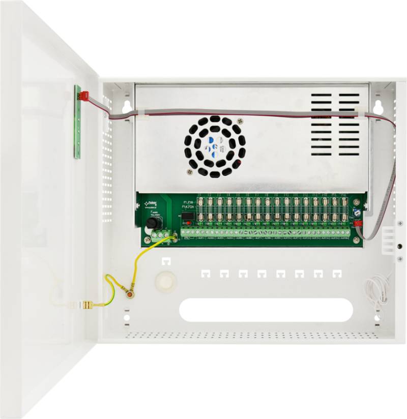 Offene elektrische Schalttafel mit Leiterplatte, Lüfter, Verdrahtung und Sicherungsbank in einem weißen Metallgehäuse montiert.