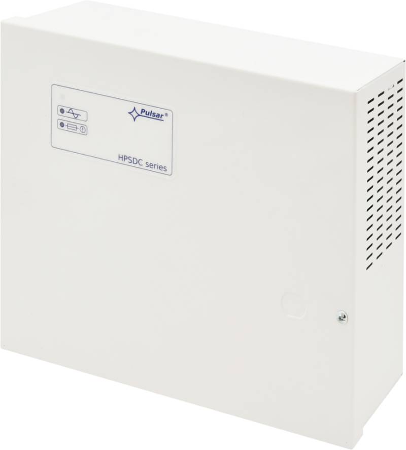 Weißer Pulsar HPSDC-Serien-Metallschrankgehäuse mit belüftetem Seitenpanel, dargestellt in einem produktstilisierten Foto.