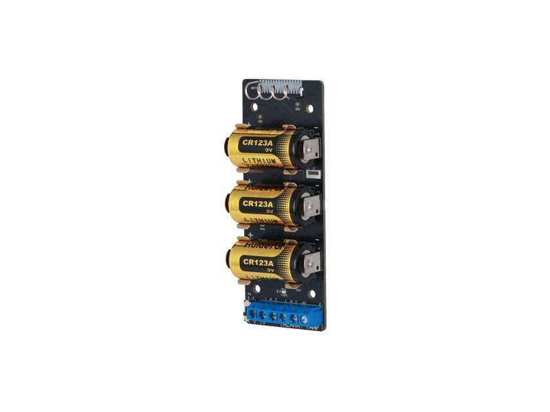 Batteriehalter-Leiterplatte mit drei vertikal angebrachten CR123A-Lithiumbatterien und einer blauen Schraubklemme am unteren Ende.