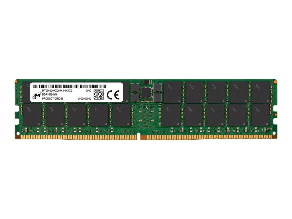 Grünes Computer-RAM-Modul mit weißem Etikett und goldenen Steckkontakten auf einfachem weißem Hintergrund.