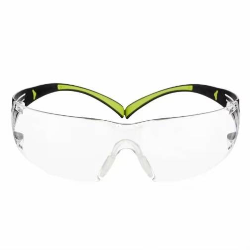Klare Schutzbrille mit schwarzen und neongrünen Bügeln auf weißem Hintergrund.