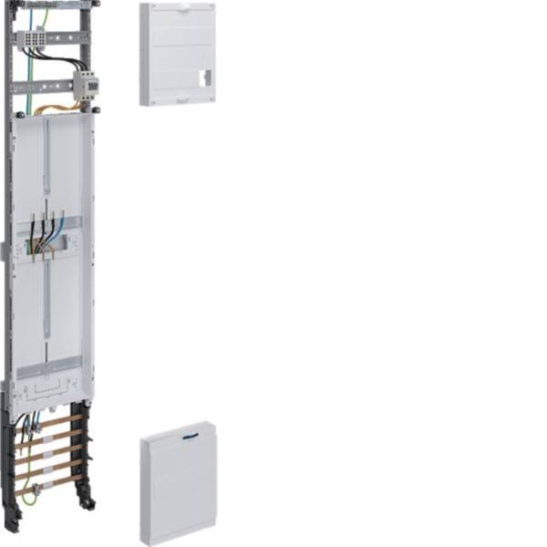 Wandmontiertes Elektroverteilerpanel mit offener Verkabelung auf der linken Seite und zwei abgelösten weißen Abdeckungspanelen auf der rechten Seite gezeigt.