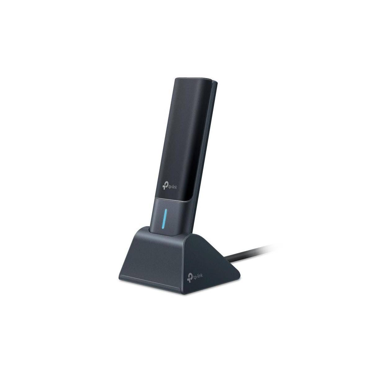 Schwarzer TP-Link USB-Wireless-Adapter in einer Desktop-Ladestation, mit einem Kabel, das sich von der Basis erstreckt.
