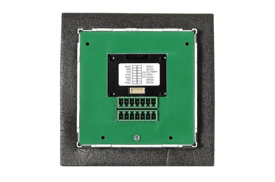 Grüne elektronische Leiterplatte mit Anschlussanschlüssen, die auf einer schwarzen Schaumstoffunterlage montiert sind.