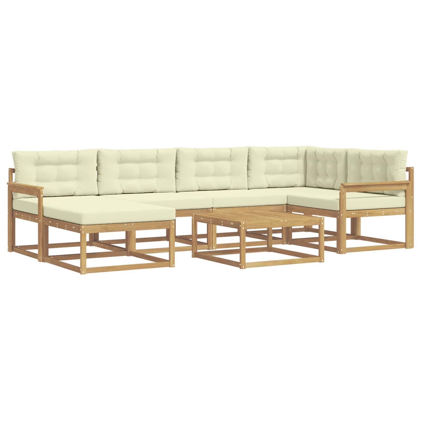L-förmiges Outdoor-Ecksofa mit hellen Kissen und Holzrahmen, gezeigt mit passenden Couchtischen auf weißem Hintergrund.