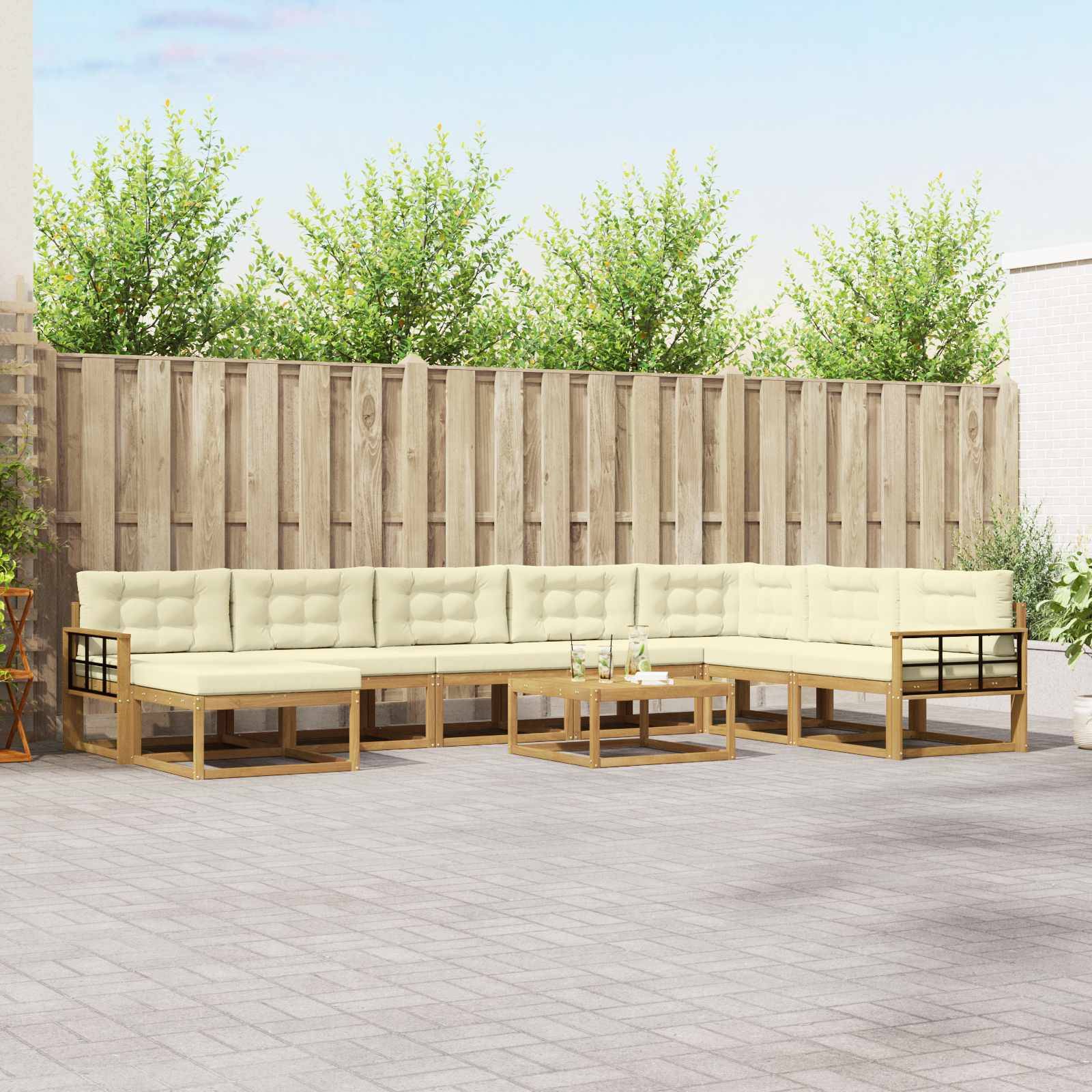 Outdoor-Terrasse mit cremefarbigem, gepolstertem L-förmigem Sectional-Sofa, hölzernen Couchtischen und einem hölzernen Sichtschutz-Zaun im Hintergrund.